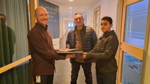 Umeå universitet holding skänker datorer